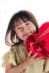 ハート型のギフトボックスを持っている女の子
