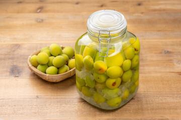 自家製梅酒の保存瓶と熟した青梅