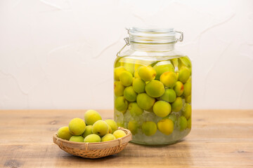 自家製梅酒の保存瓶と熟した青梅