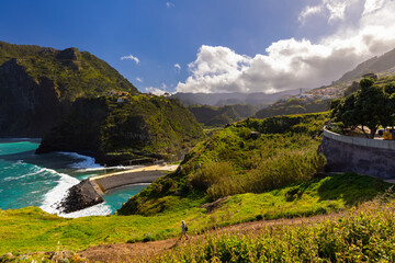 Malowniczy krajobraz wodny z wybrzeżem nad Oceanem Atlantyckim na egzotycznej wyspie Madera, pejzaż morski, tło lub tapeta do projektu, n  © anettastar