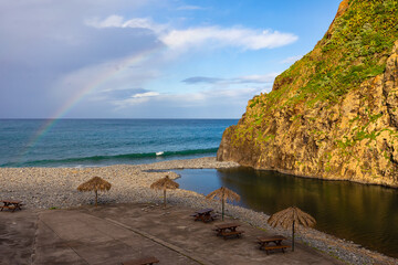 Malowniczy krajobraz wodny z wybrzeżem nad Oceanem Atlantyckim na egzotycznej wyspie Madera, pejzaż morski, tło lub tapeta do projektu, n  © anettastar