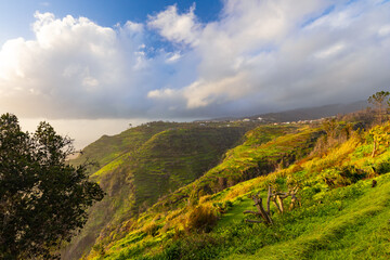 Malowniczy krajobraz wodny z wybrzeżem nad Oceanem Atlantyckim na egzotycznej wyspie Madera, pejzaż morski, tło lub tapeta do projektu, n  © anettastar