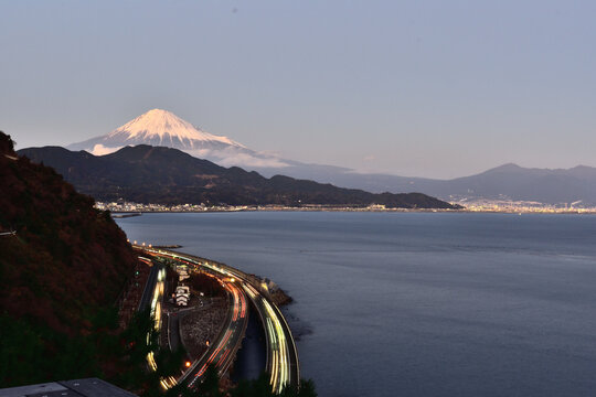 さった峠からみた富士山と高速道路の光跡