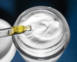 Face cream with a blend of natural grape seed and avocado oils