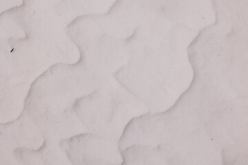 dettagli di un terreno naturale coperto da neve bianca e con varie forme casuali disegnate dal vento