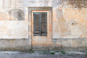 Vecchia finestra di legno