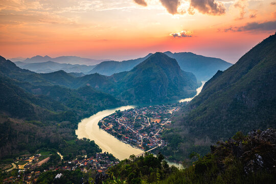  Sonnenuntergang vom Pha Daeng Viewpoint in Nong Khiaw in Laos mit Blick auf den Nam Ou Fluss und die Karstberge im goldenen Licht einer tropischen Landschaft im Norden des Landes