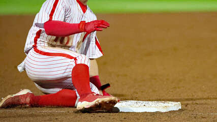 baseball player safe at 3rd