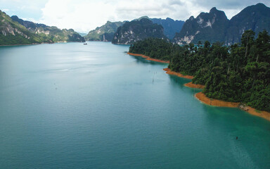Obraz premium Aerial view of the reservoir and mountain views of Cheow Lan Lake, Khao Sok, Surat Thani Thailand