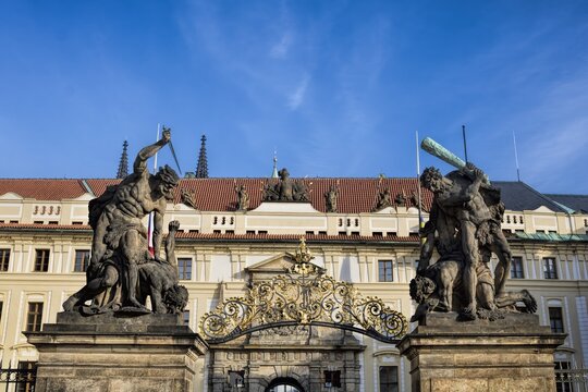prag, tschechien -- eingangsportal der prager burg mit k&auml;mpfenden riesen