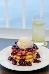 ブルーベリーソースをかけたパンケーキ