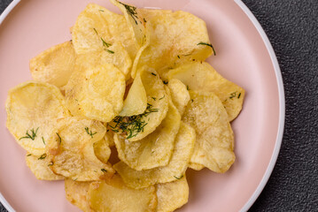 Crisps fried with salt, spices and garlic. Cooked potatoes