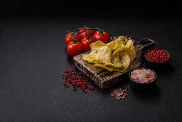 Crisps fried with salt, spices and garlic. Cooked potatoes