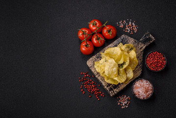 Crisps fried with salt, spices and garlic. Cooked potatoes