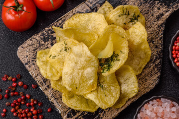 Crisps fried with salt, spices and garlic. Cooked potatoes