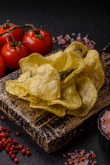 Crisps fried with salt, spices and garlic. Cooked potatoes