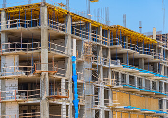 Construction of a multi-storey concrete monolithic building