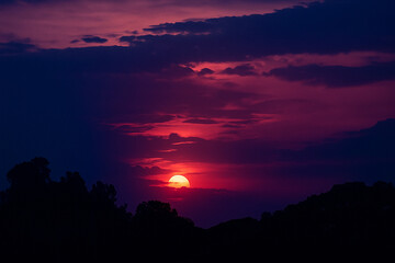 Obraz premium the sunset that hides dramatically on the horizon