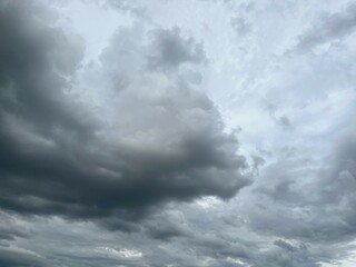 Obraz premium Dramatic Sky with Dark Clouds and Soft Light in a Natural Landscape