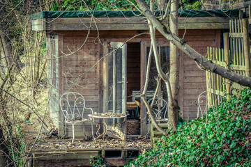 cabane en bois abandonnée