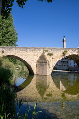 Obraz premium Panoramic view of Valderrobres, showing the ancient stone bridge, medieval architecture, and Santa María la Mayor Church.