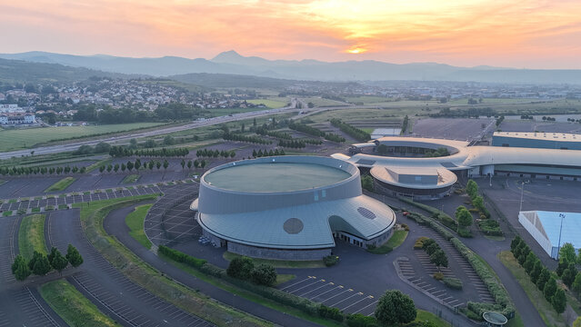 La salle de spectacle du Zenith d'Auvergne &agrave; Cournon d'Auvergne vers Clermont-Ferrand
