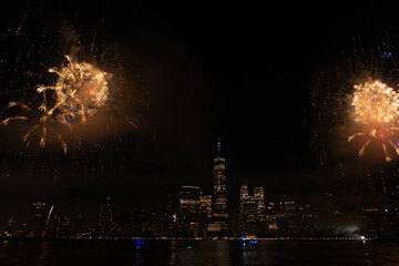 Obraz premium New York Manhattan fireworks. New York Fireworks over Manhattan. New York City 4th of July Fireworks. New York City Skyline Manhattan with Flashing Fireworks. Independence day.