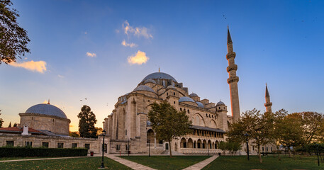 Obraz premium Suleymaniye Mosque at sunset, with grand domes and minarets in Istanbul, Turkey