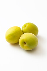 白背景に日本の梅の実