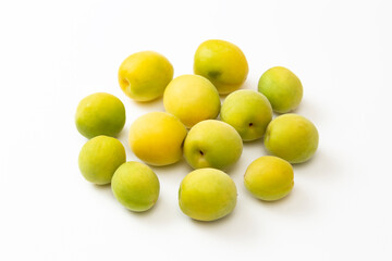 白背景に日本の梅の実