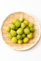 ザルに盛られた梅の果実