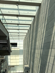 Obraz premium A large, empty building with a long, narrow hallway