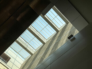 Obraz premium A large open space with a clear roof and a lot of sunlight