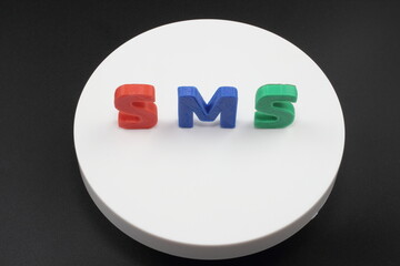 鮮やかSMSオブジェ、現代社会