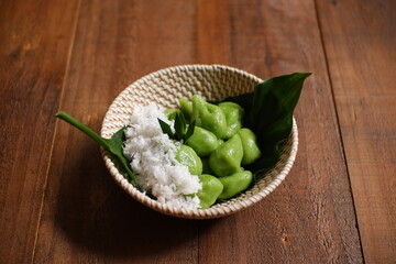  bowl of klepon with coconut grated 