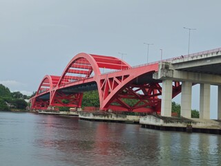 Obraz premium Jayapura-Indonesia, May 12 2025 : Youtefa Bridge is one of the bridges in Papua Province that connects Holtekamp with Hamadi. Youtefa Bridge is 732 meters long and 21 meters wide.