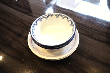 飲食店のテーブルに準備された器