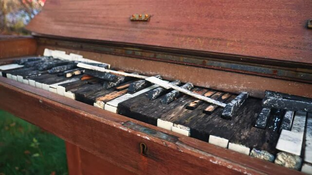 Broken Piano as Outdoor Art &ndash; Dreamers&rsquo; Quay, Close Up