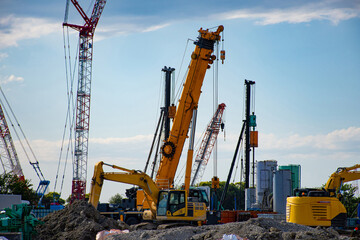 重機が並ぶ建設現場