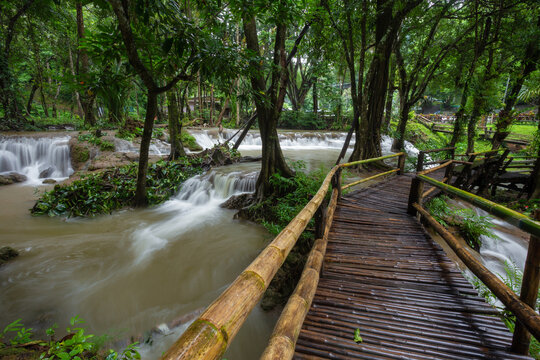 The beauty of Kroeng Krawea Waterfall in the rainy season is a single-tiered waterfall, 5 meters high, located in Khao Laem National Park, Sangkhla Buri District, Kanchanaburi
