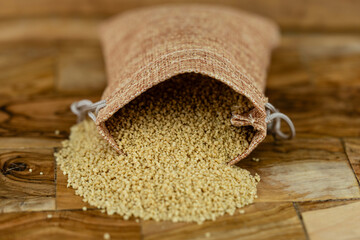 Couscous getrockneter Hartweizengrieß auf Olivenholz