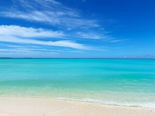 ニューカレドニアのウベア島の美しい海と白い砂浜と波