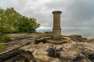 Auf dem Tafelberg Großer Zschirnstein mit der Triangulationssäule bei nebeligem Wetter 3