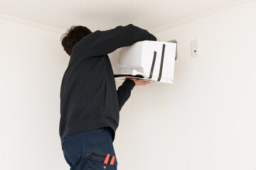 エアコンを取り付ける作業員