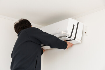 エアコンを取り付ける作業員