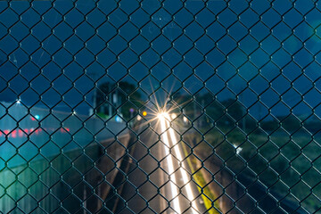 フェンス越しの夜の一ッ葉有料道路