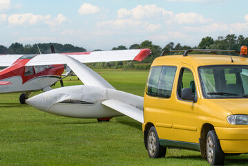 Towing light gliders on the airfield using a small car