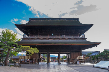 善光寺。長野県長野市元善町に存在する無宗派の単立仏教寺院。本尊は日本最古と伝わる一光三尊阿弥陀如来（善光寺如来）で、絶対秘仏。
Zenkō-ji (善光寺, Temple of the Benevolent Light), Nagano-Shi, Nagano