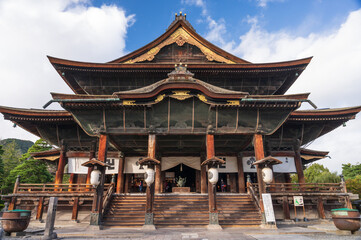 善光寺。長野県長野市元善町に存在する無宗派の単立仏教寺院。本尊は日本最古と伝わる一光三尊阿弥陀如来（善光寺如来）で、絶対秘仏。
Zenkō-ji (善光寺, Temple of the Benevolent Light), Nagano-Shi, Nagano