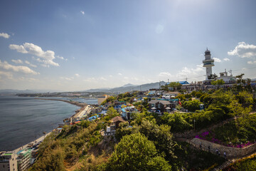 묵호등대가 보이는 바닷가 풍경 